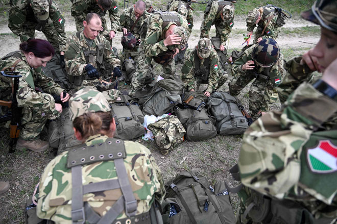 تشارك المجندات الجدد في تمرين تدريبي في المعسكر